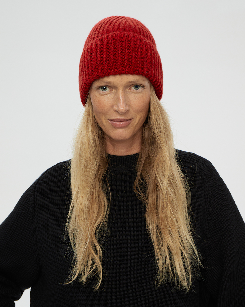 Шапка из кашемира красная