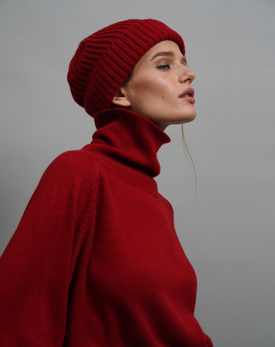 Шапка из кашемира красная