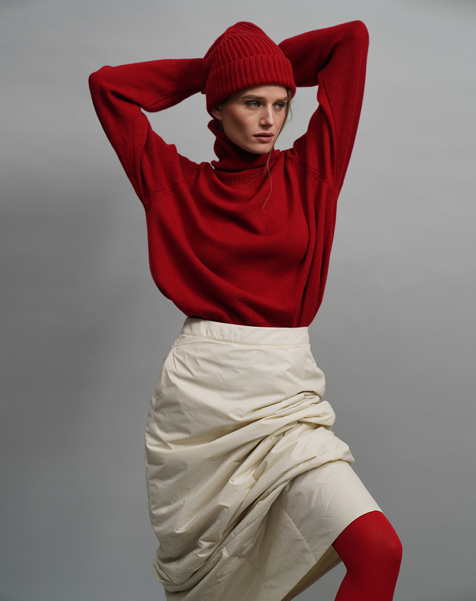 Шапка из кашемира красная