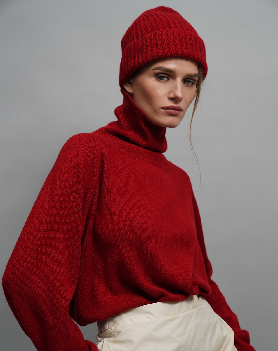 Шапка из кашемира красная