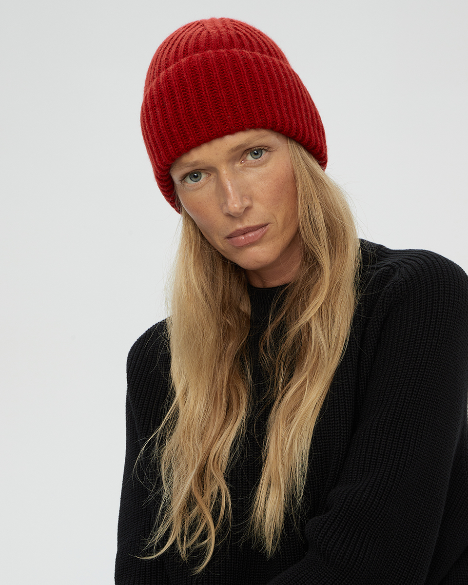 Шапка из кашемира красная