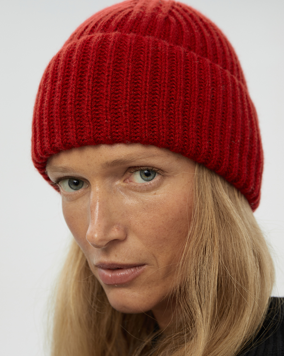 Шапка из кашемира красная