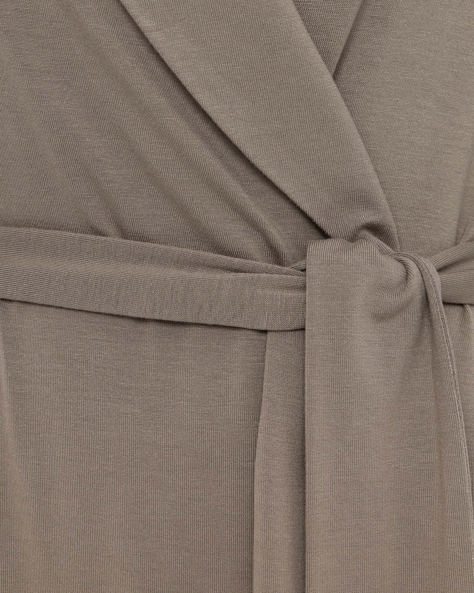 Халат на поясе